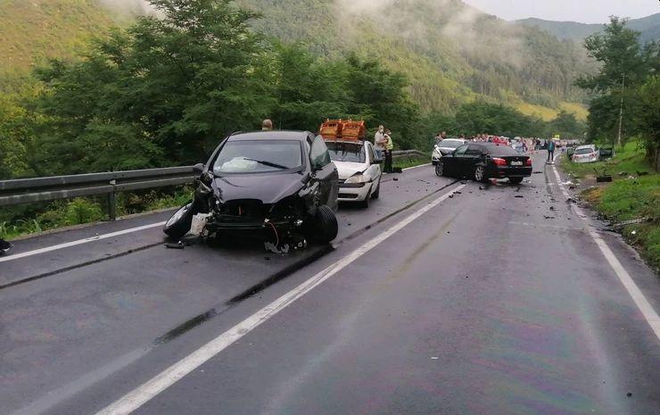 Osam osoba povrijeđeno u teškoj saobraćajnoj nesreći na Ibarskoj magistrali