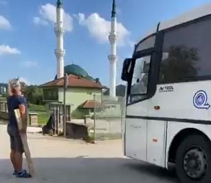 Haos u Velikoj Kladuši: Polupao prozore na autobusu koji je vozio ilegalne migrante