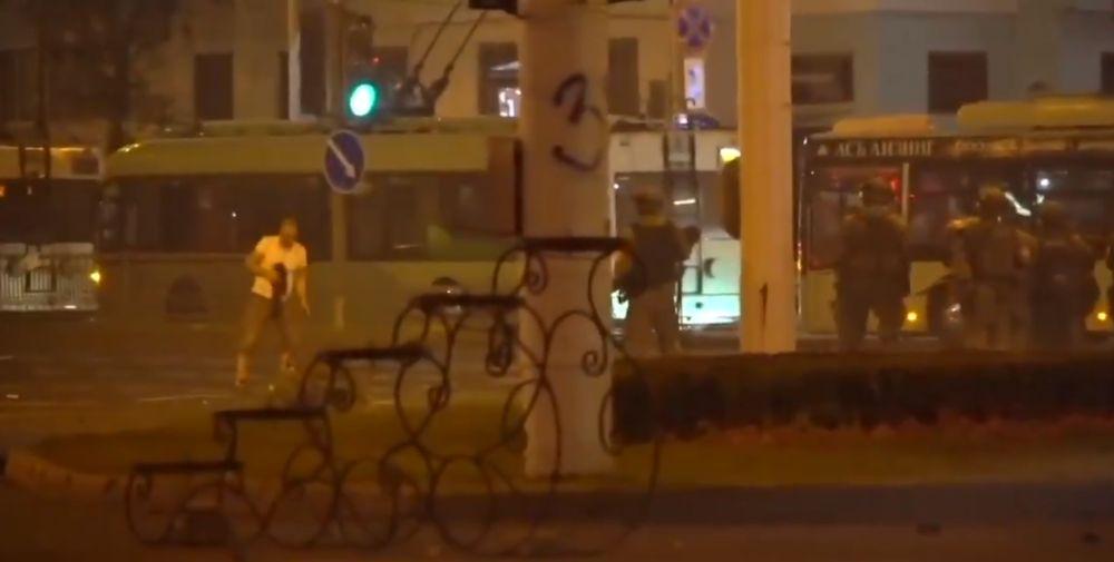 Pojavio se uznemirujući snimak smrti demonstranta u Minsku: Aleksandar gleda krvave grudi i pada