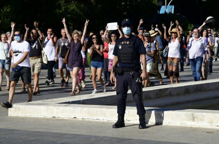 U Madridu održani protest zbog obaveze nošenja maski - Avaz