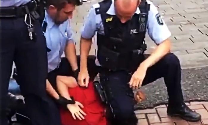 Njemački policajac gnječio maloljetniku glavu koljenom