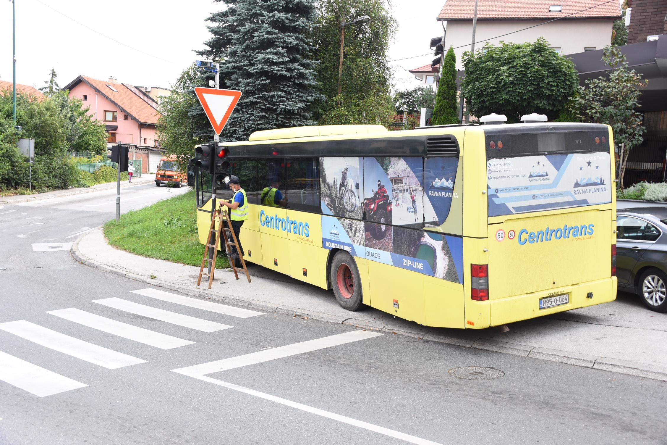 Autobus na kolovozu - Avaz