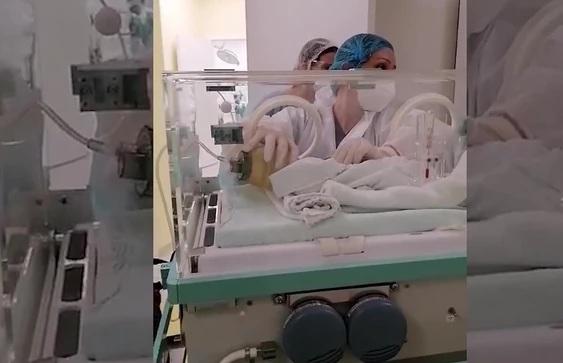 Ljekari su poslije skoro četiri sedmice na respiratoru stabilizirali stanje bebe - Avaz