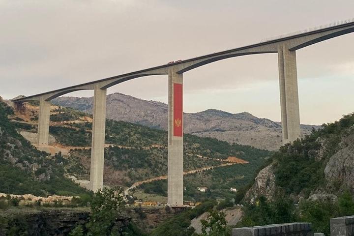 Crnogorska zastava osvanula na Moračici