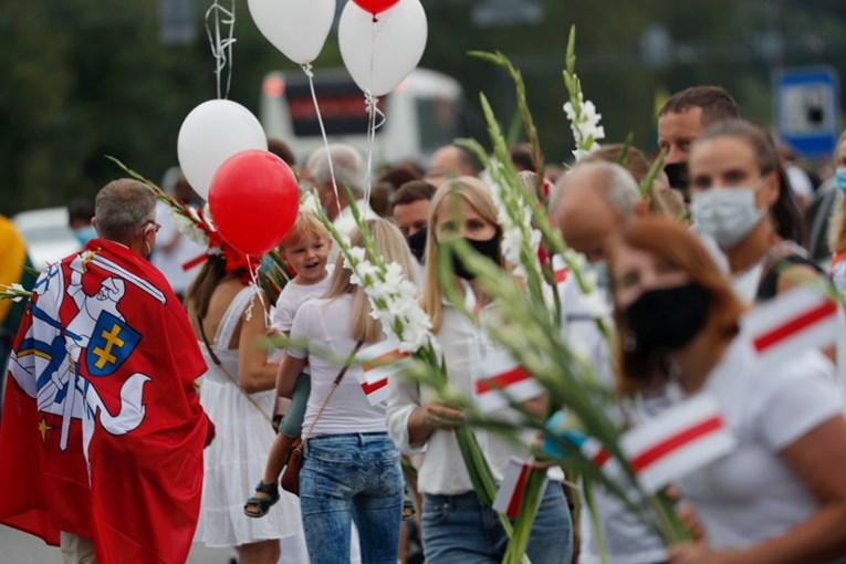 Hiljade Litvanaca formirale ljudski lanac solidarnosti za Bjelorusiju