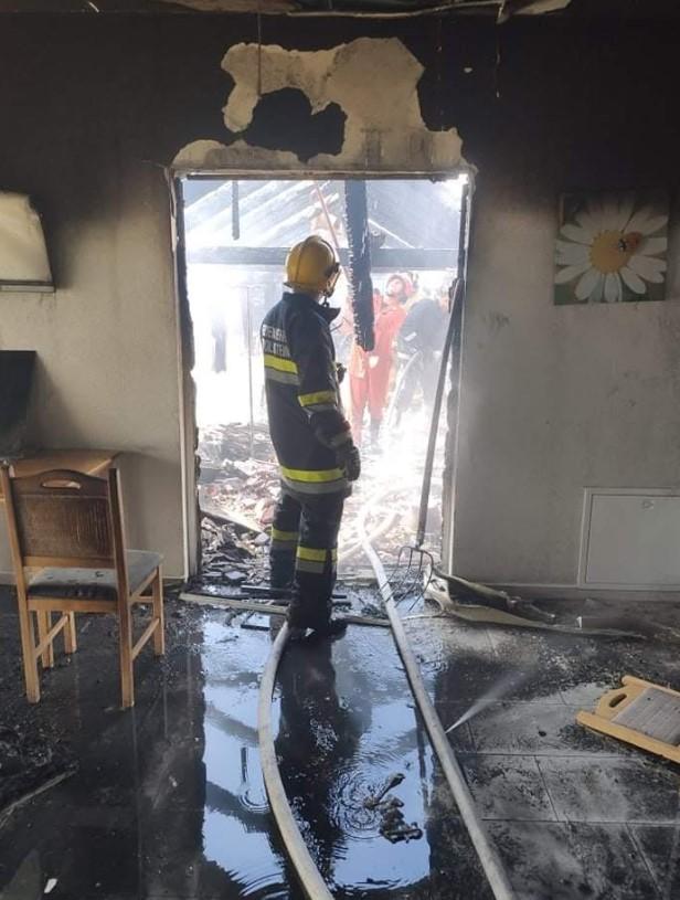 Požar u potpunosti uništio krovnu konstrukciju - Avaz