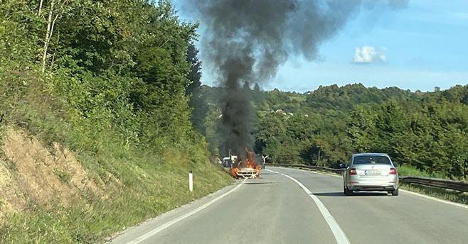 Pogledajte kako je gorio automobil na putu Banja Luka - Prijedor