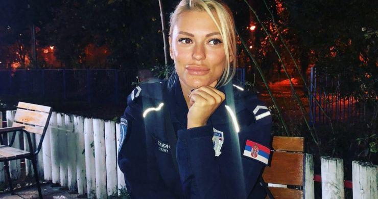 Atraktivna policajka - Avaz