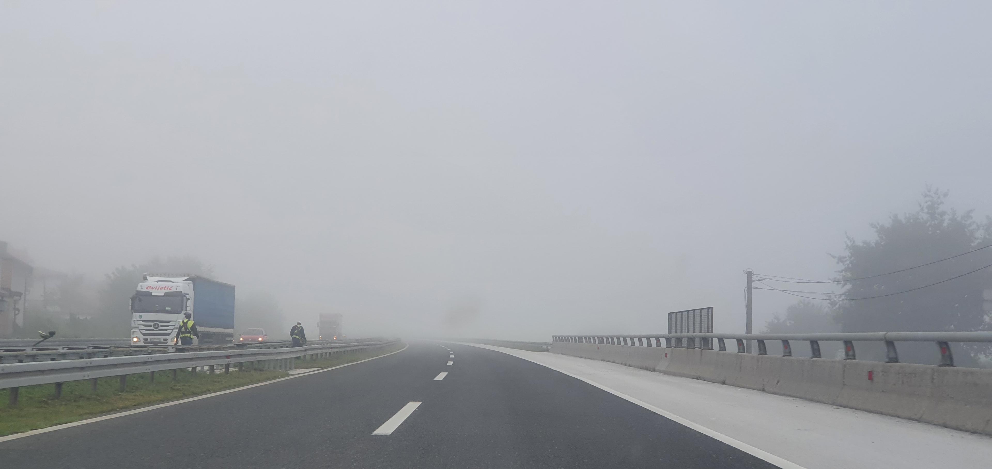 Magla na autoputu - Avaz