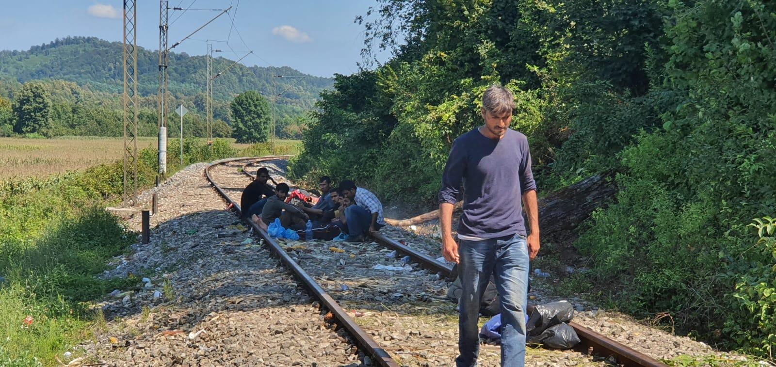 Migranti su se smjestili na prugu i napravili improvizirana skloništa - Avaz