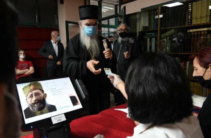 Strah od korone jači od vjere u boga: Amfilohije Radović, lider svetosavske opozicije, jutros na biralištu ipak sa maskom - Avaz