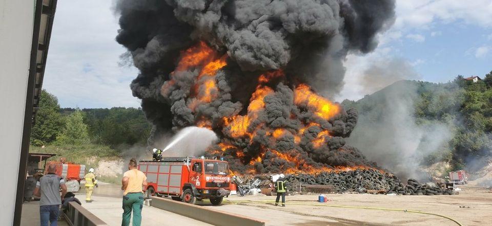 Veliki požar u Konjicu: Planula deponija, kulja gusti dim