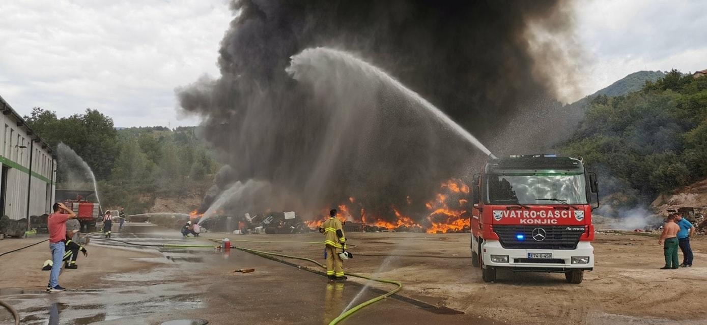 Ugašen požar na deponiji: Gorjele stare gume, vatrogasci ostali da dežuraju