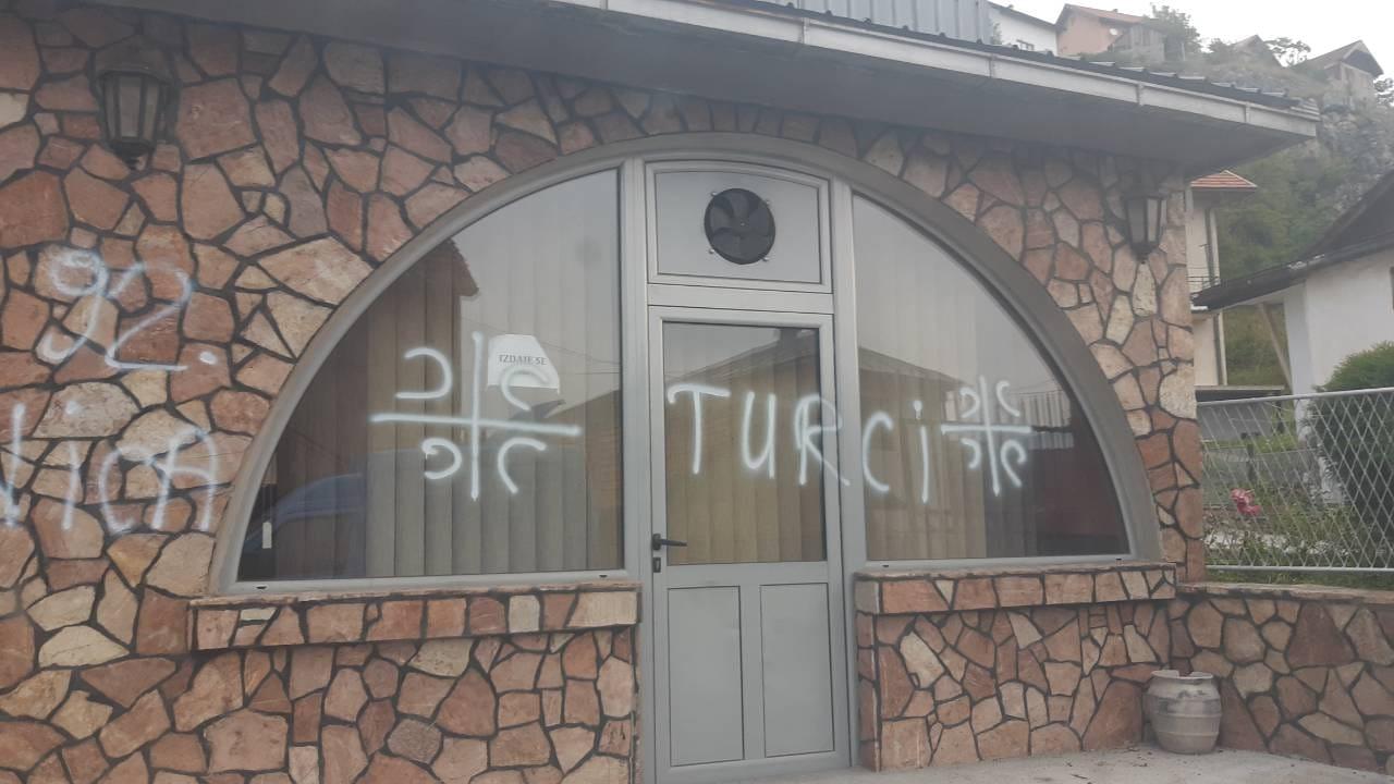 U Pljevljima osvanuli uvredljivi grafiti: Ponovo se spominju Turci i "nova Srebrenica"