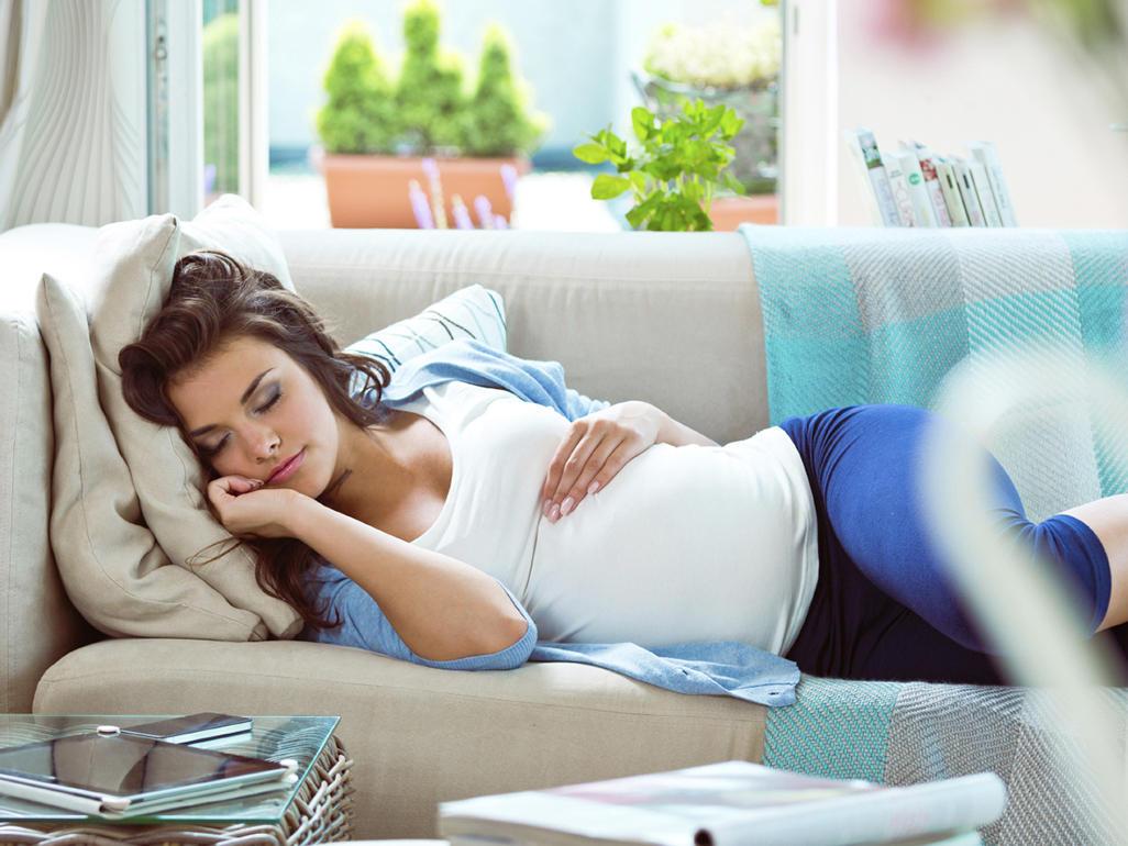 Kod nekih trudnica, nakon dugog ležanja na leđima, dolazi do opadanja krvnog pritiska - Avaz