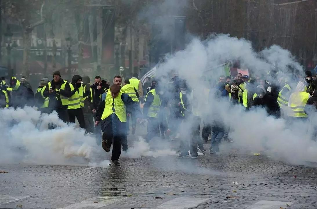 Jake policijske snage na protestima "žutih prsluka", uhapšeno više od stotinu ljudi