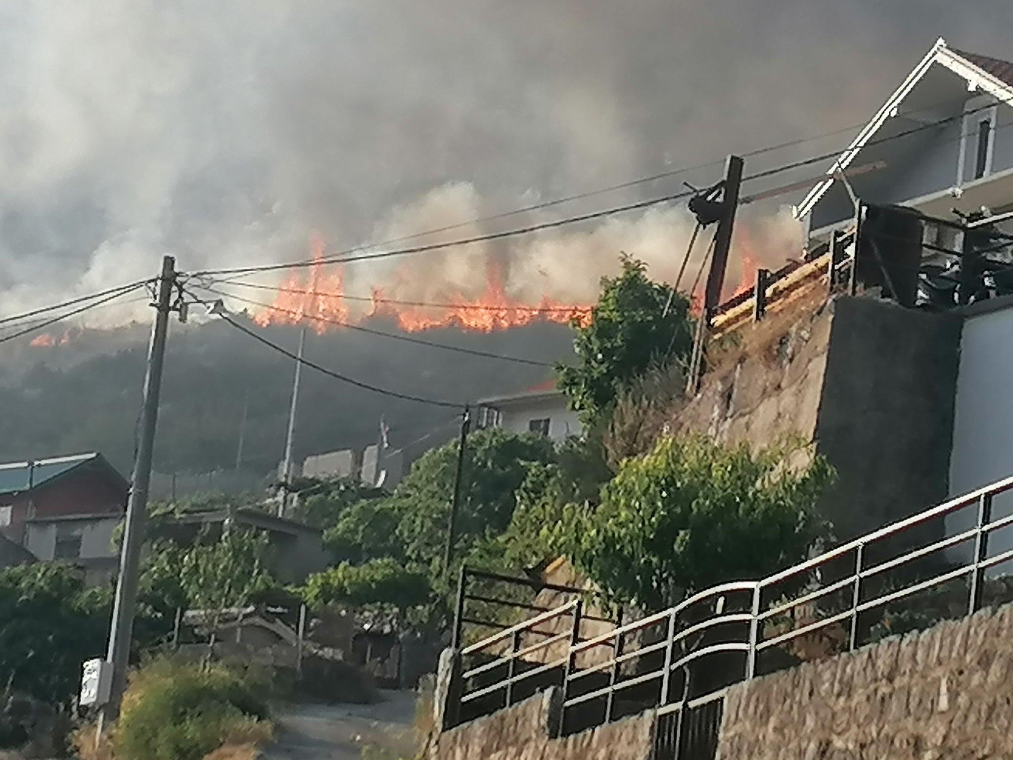Požar u Trebinju prijeti kućama