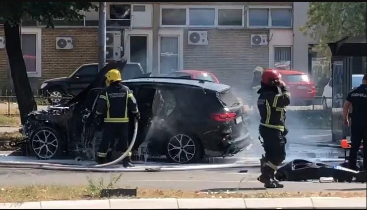 Crni terenac BMW X5 raznesen u pokretu, jedna osoba povrijeđena