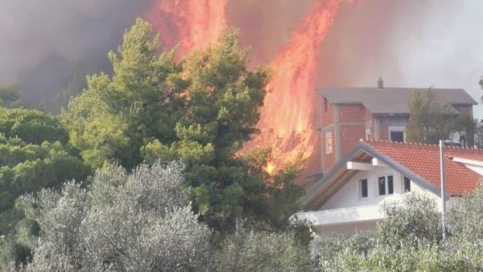 Požar prijetio kućama - Avaz