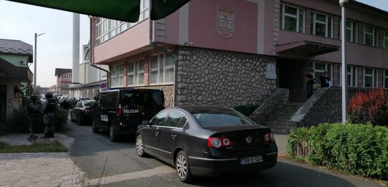 Policija ispred zgrade Općine - Avaz