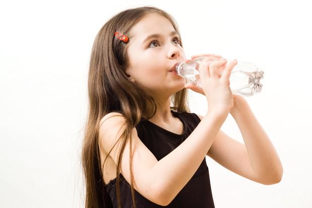 Kada se opredjeljuju za flaširanu vodu, roditelji bi pored kvaliteta, trebalo da obrate pažnju na sastav - Avaz