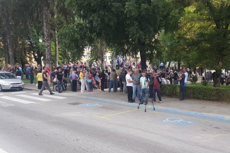 Građani se okupili pred zgradom Općine - Avaz
