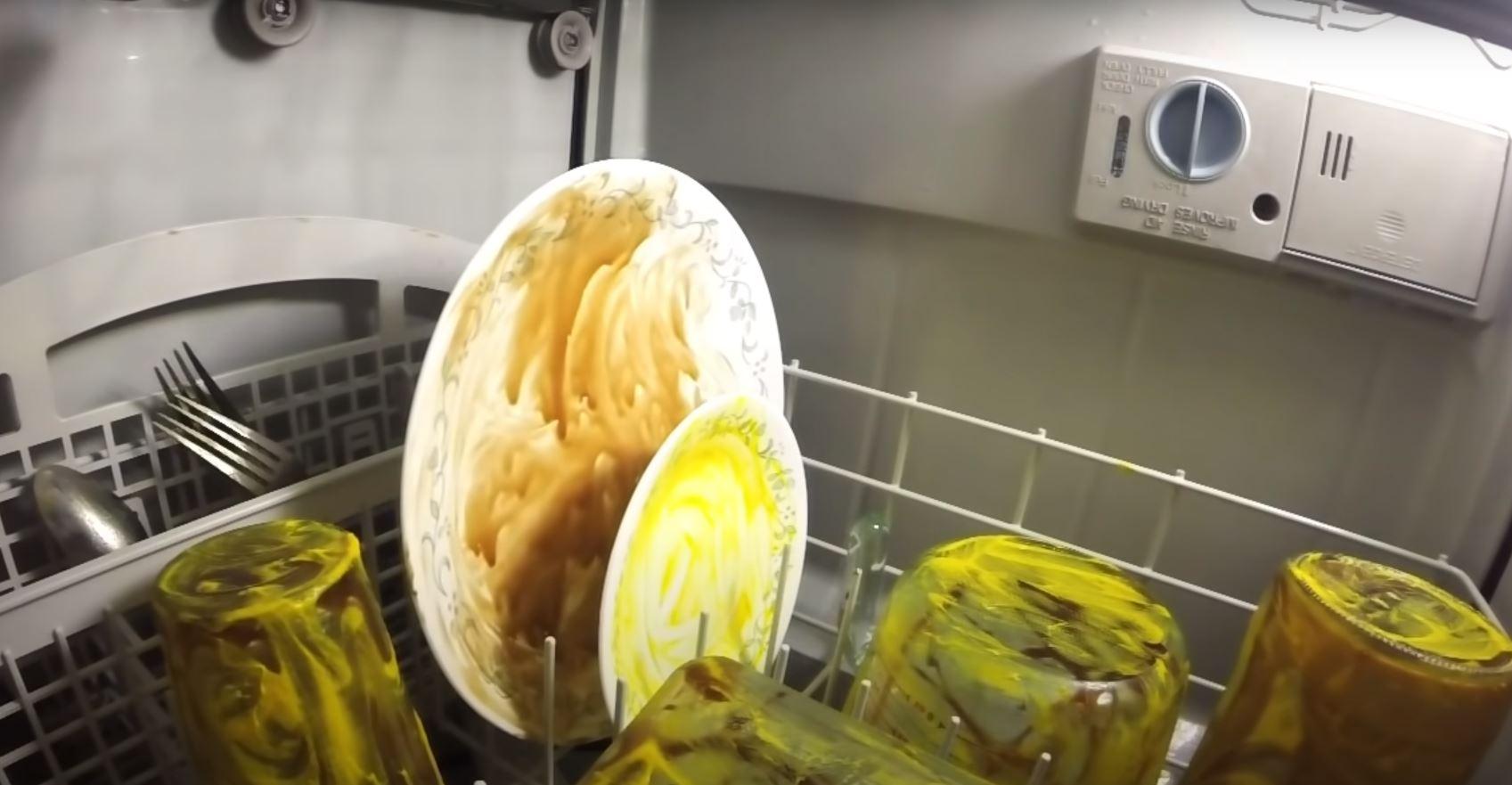 Ako vas je zanimalo kako mašina ustvari pere posuđe, pogledajte video iz unutrašnjosti