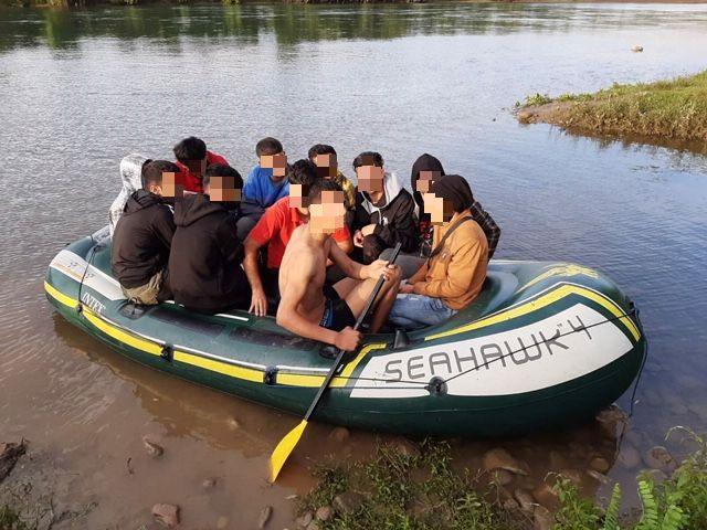 Migranti u čamcu - Avaz