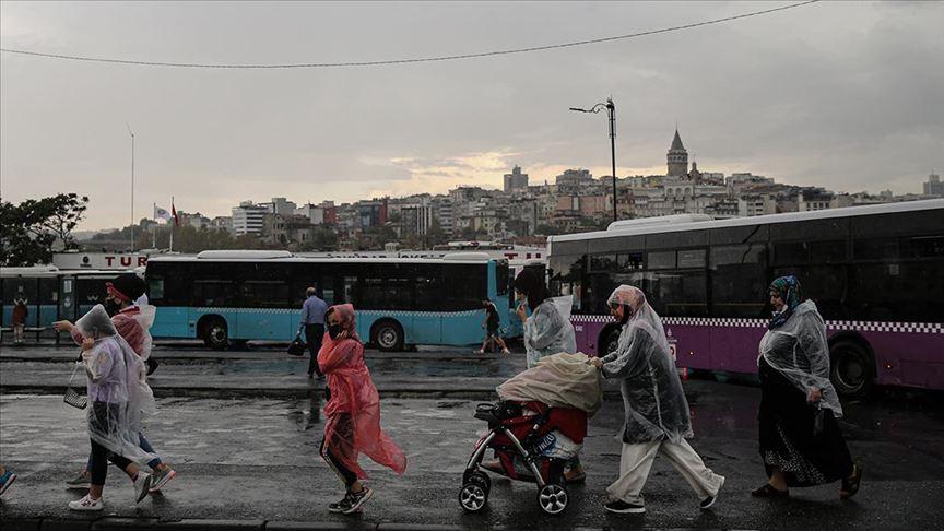 Jako nevrijeme pogodilo Istanbul: Pale velike količine grada, oštećena vozila