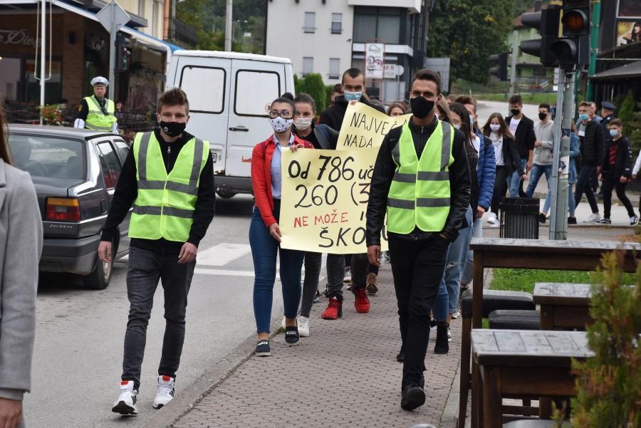 Djeca šetnjom i stopiranjem protestirala zbog ukidanja prijevoza za učenike van grada
