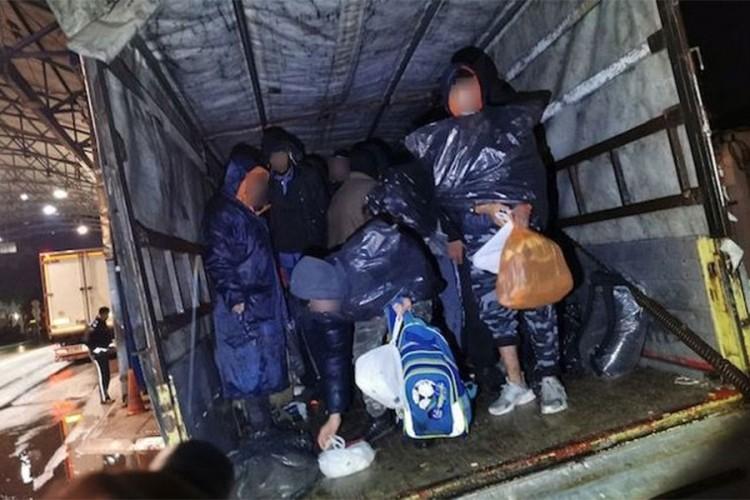 Migranti zatečeni u kamionu - Avaz