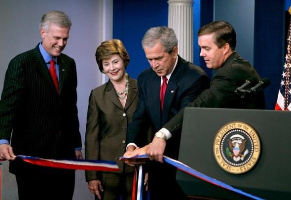 Stiv Skali sa Džordžom i Lorom Buš i pres sekretarom Bele kuće Tonijem Snouom - Avaz