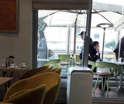 Detalj iz ugostiteljskog objekta: Asim Metiljević razgovara s osobom lijevo, a na drugoj slici s kačketom napušta objekt nakon što se pozdravio sa ženskom osobom, koja je ostala sjediti - Avaz
