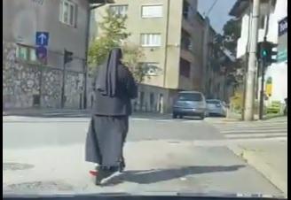 Ovo ima samo u Sarajevu: Časna na romobilu izazvala oduševljenje prolaznika