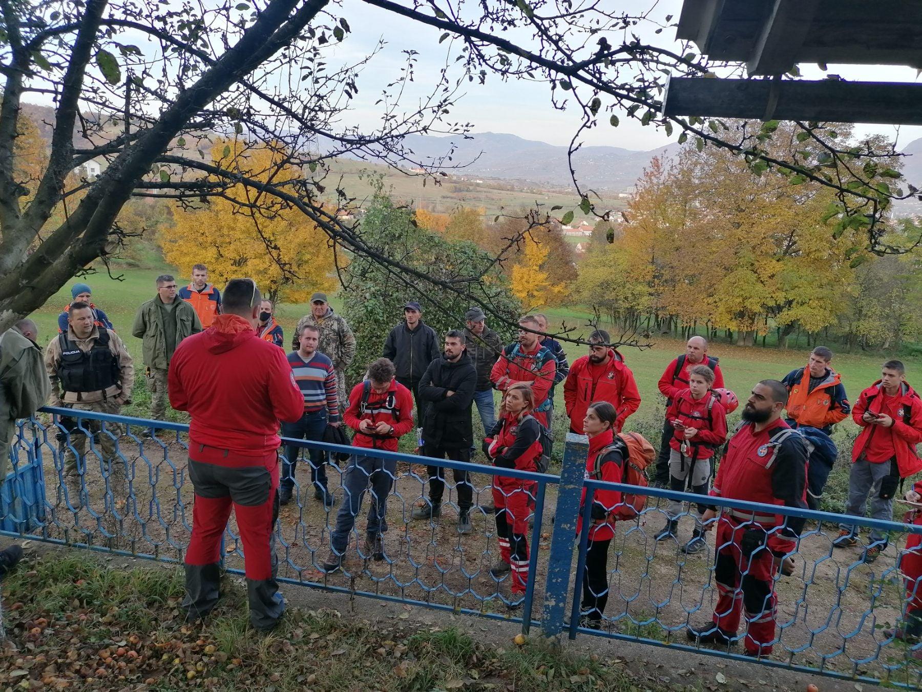 Brifing sa spašavateljima prije odlaska na teren - Avaz