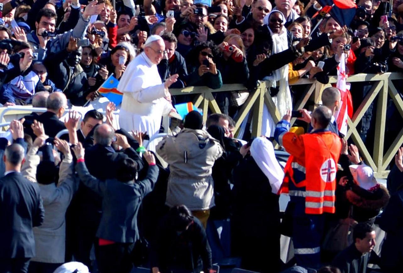 Papa Franjo ranije odlučio da ne nosi masku - Avaz