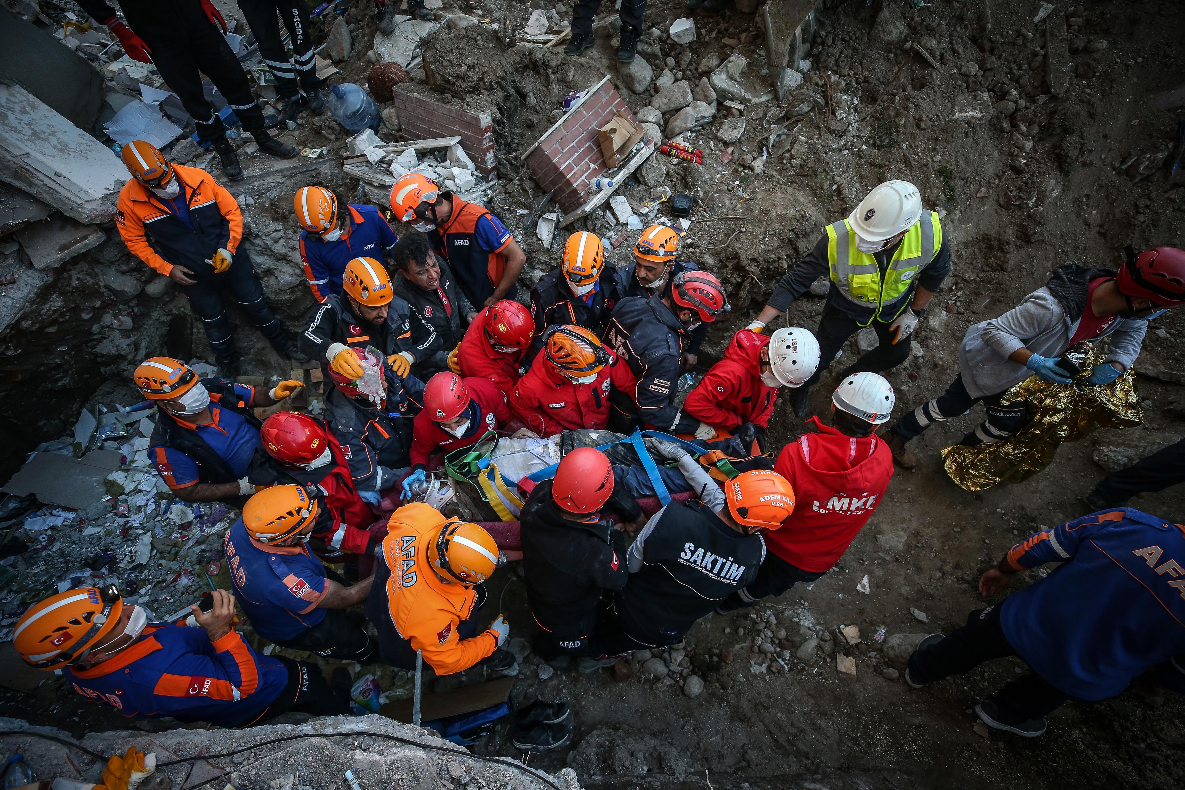 Potresno spašavanje čovjeka zatočenog ispod ruševina zgrade u Izmiru