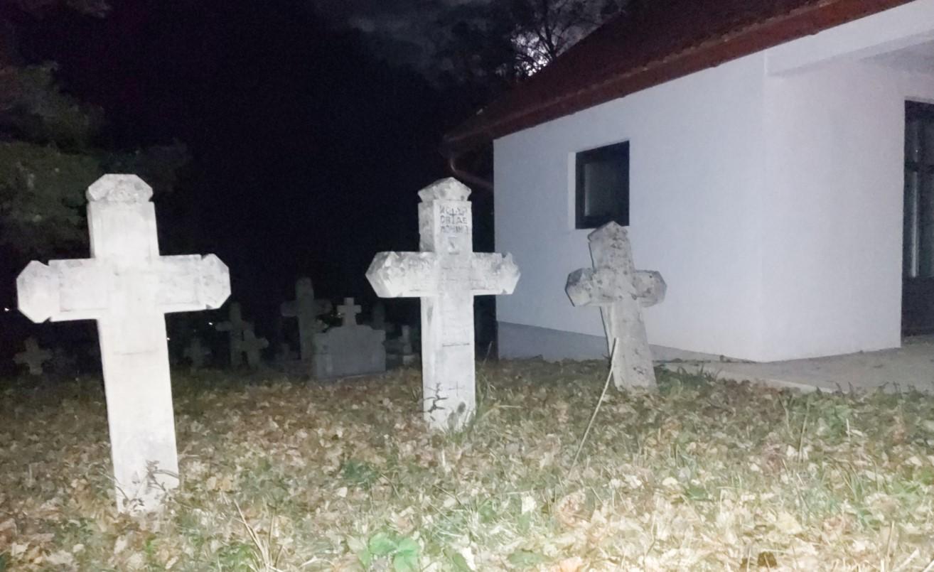 Sablasno je bilo večeras na groblju - Avaz