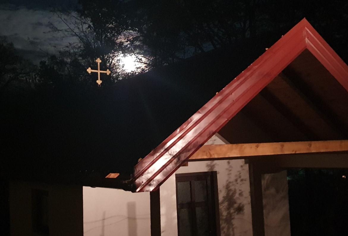Mjesečina iznad kapele - Avaz