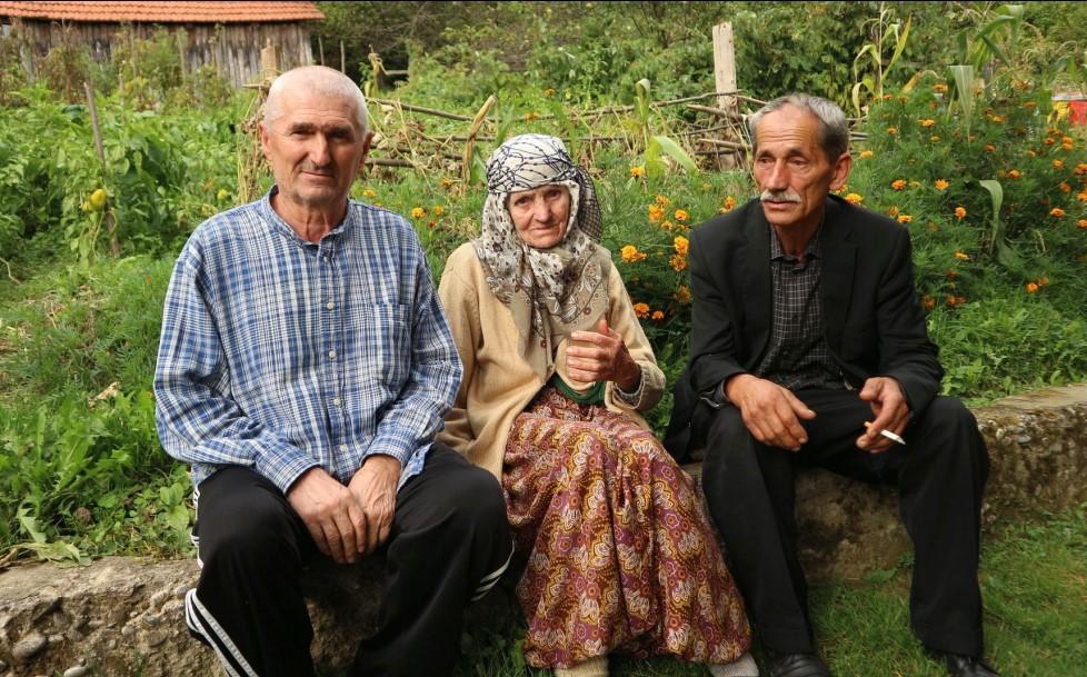 Pemba Mustafić (u sredini) s komšijama Dahmom Đananovićem i Šefketom Čivićem - Avaz