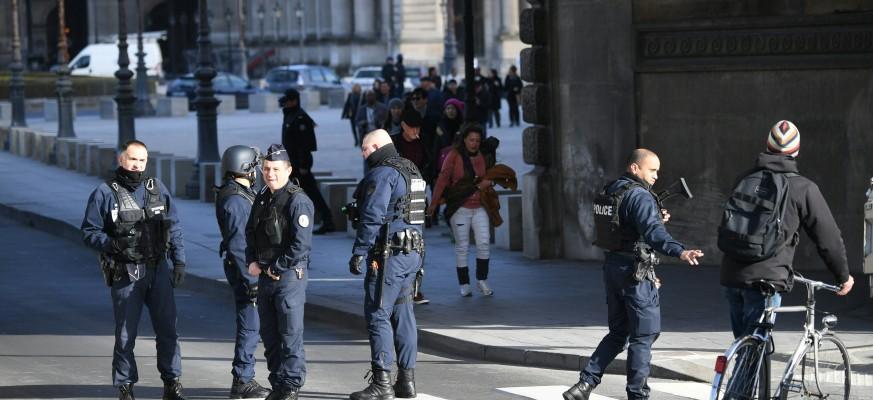 Intervenirali francuski policajci - Avaz