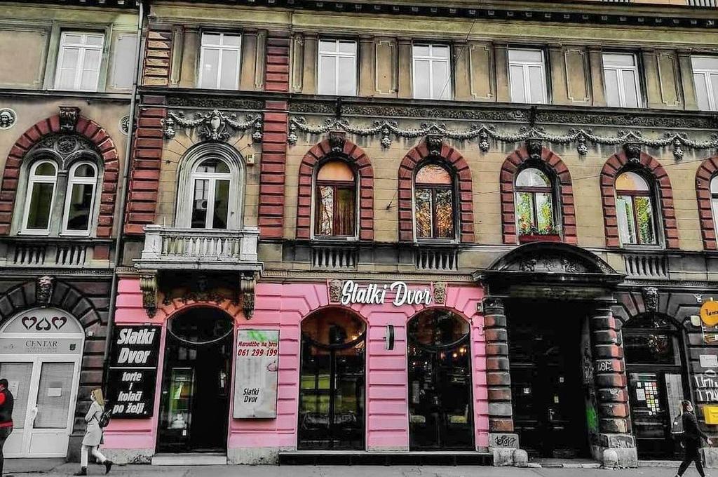 Fasadu austrougarske zgrade na Marindvoru ofarbali u roze, građani ogorčeni