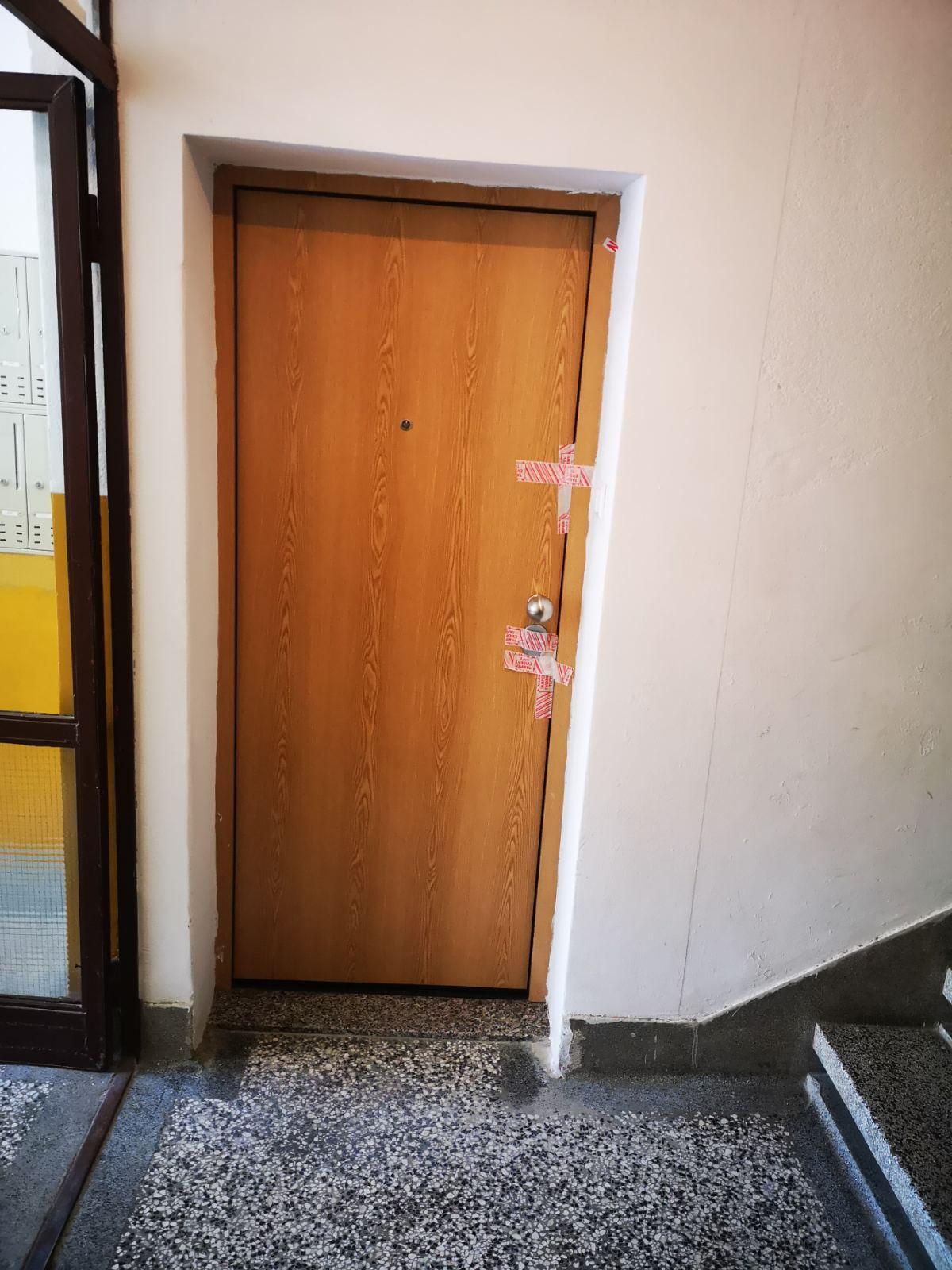 Vrata stana u kojem su pronađena tijela - Avaz