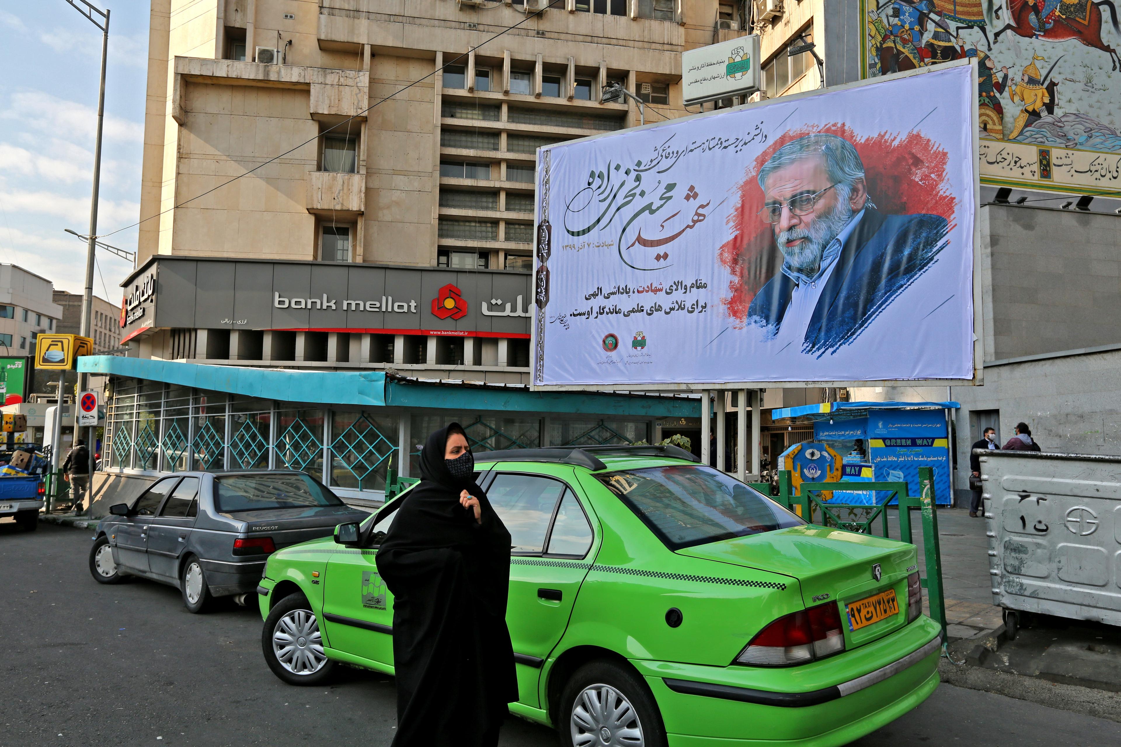 Bolbordi s likom ubijenog Fakhrizadeha u Teheranu - Avaz