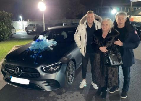 Povremeni bh. reprezentativac roditeljima poklonio luksuzni Mercedes