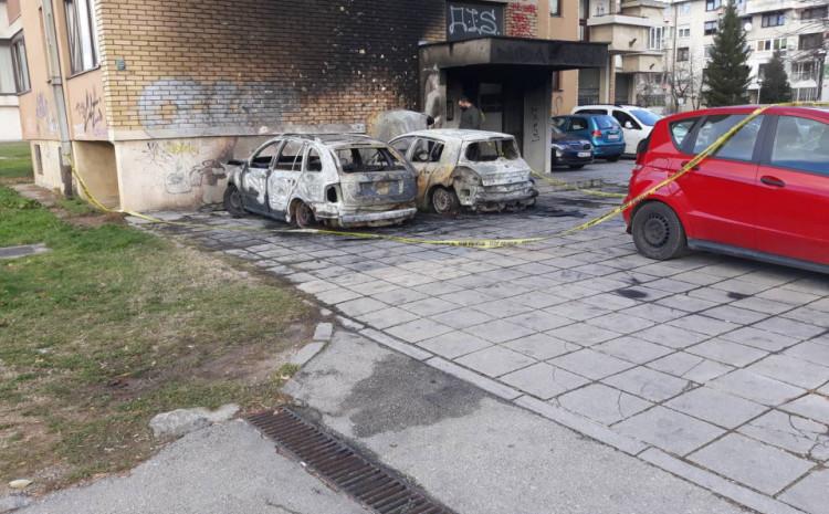 Zapaljena vozila na Dobrinji - Avaz