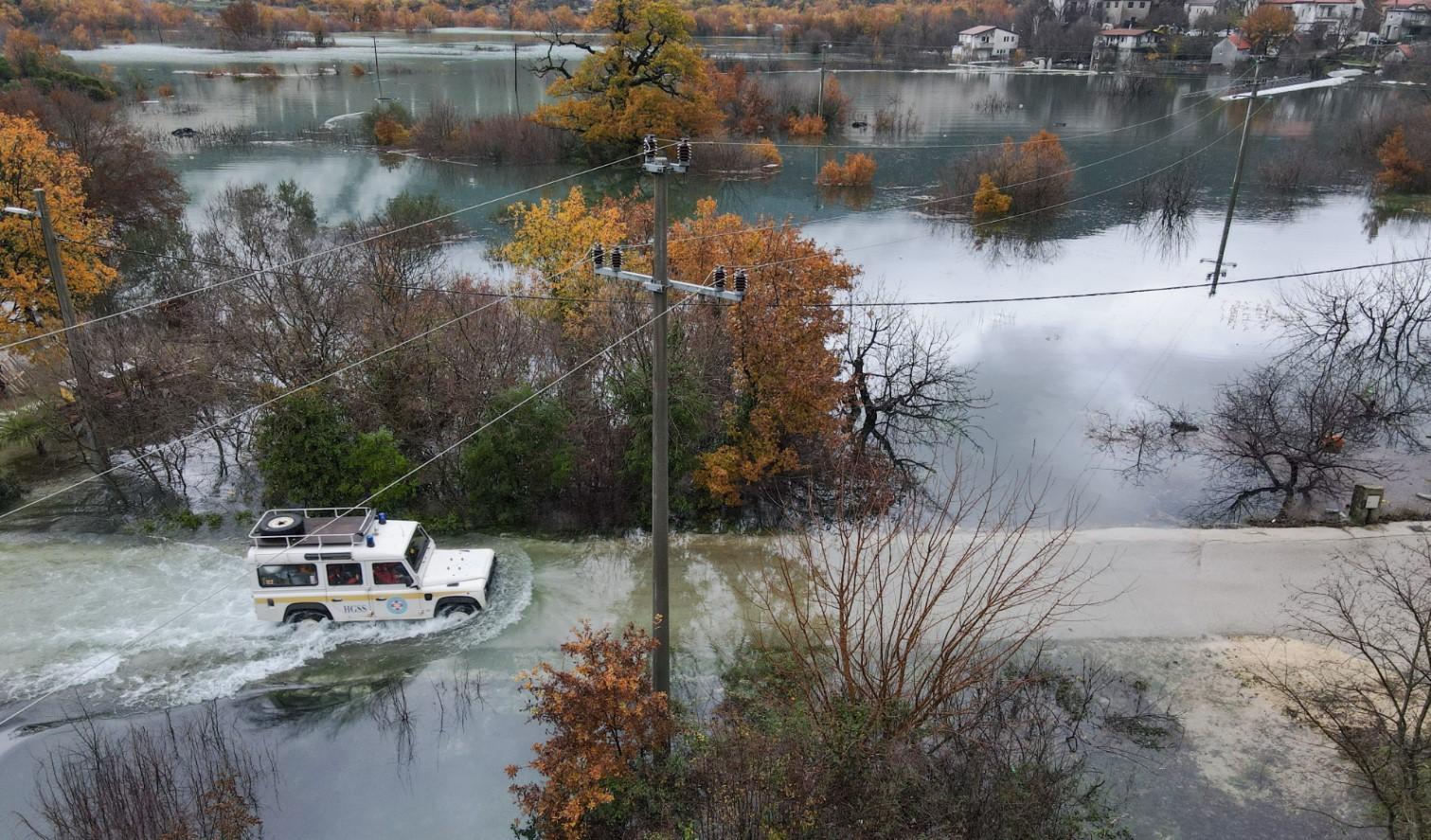 Nezapamćena poplava kod Vrgorca, pod vodom su ceste, kuće potopljene - Avaz