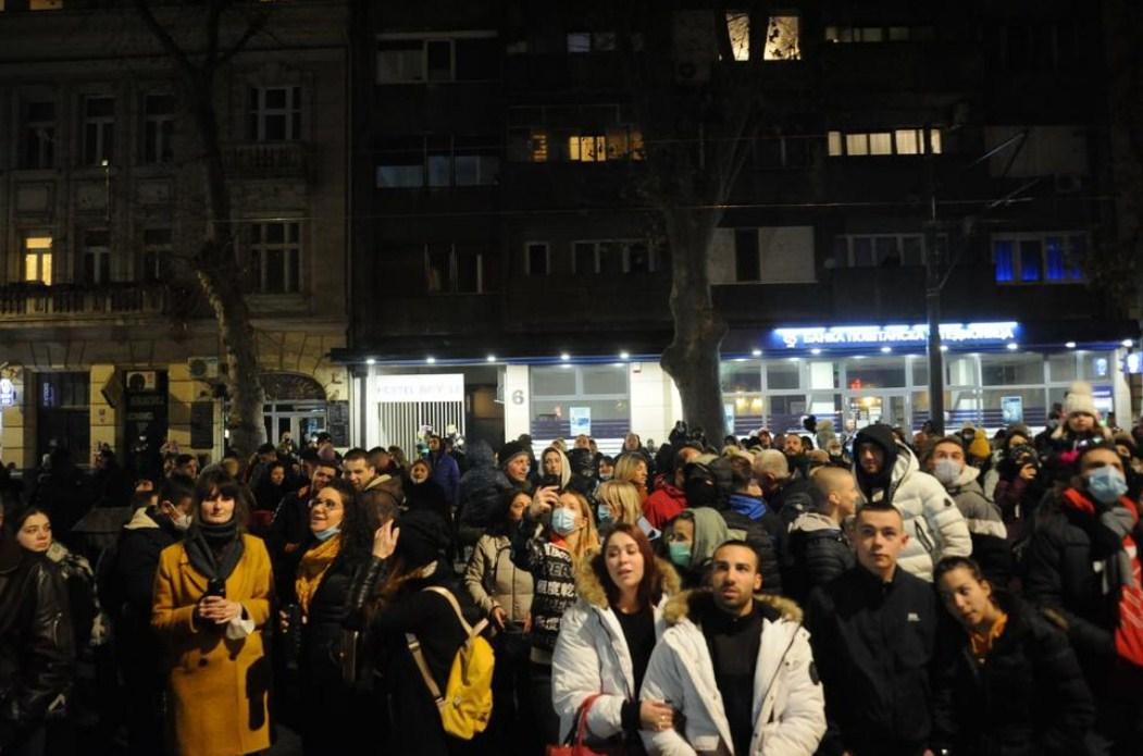 Stotine ljudi na ulicama - Avaz