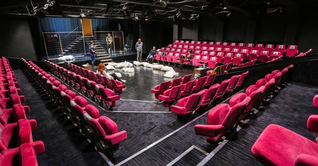Kamerni teatar 55 ne miruje u doba pandemije: U petak premijera predstave "Pozorište za početnike"