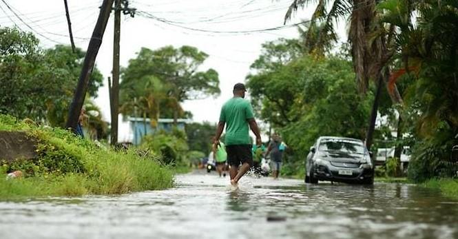 Residents wade through flooded streets in Fiji's capital city of Suva on December 16, 2020, ahead of super cyclone Yasa - Avaz